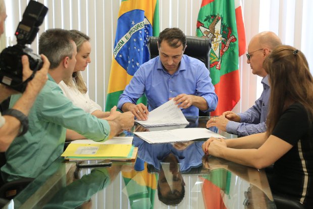 governador assina nomeacao de mil professores efetivos para a rede estadual 20190109 2028197274